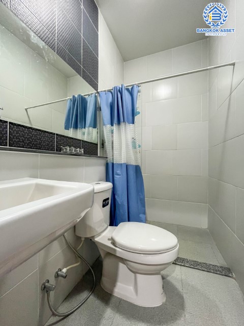 ทาวน์เฮ้าส์มือสองย่านนนทบุรี โครงการ เปี่ยมสุข S-Gate แจ้งวัฒนะ-กาญจนาภิเษก เนื้อที่มากถึงเกือบ 28 ตร.ว. ฟังก์ชัน 3 ห้องนอน 2 ห้องน้ำ 2 ที่จอดรถ บนทำเลเดินทางสะดวก เชื่อมต่อถ.กาญจนาภิเษก, ถ.ราชพฤกษ์, ถ.345 ใกล้รถไฟฟ้าสายสีม่วง "สถานีคลองบางไผ่" และทางด่วน "กาณจนาภิเษก"